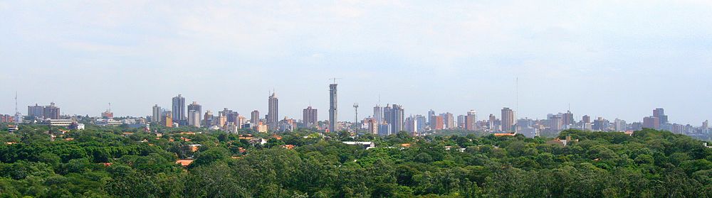 Aspecto del Área Metropolitana de Asunción del Paraguay también conocida con el nombre de Gran Asunción. Sobresalen la Torre Ícono, la Torre Wilson y el complejo de edificios Curupayty I y Curupayty II.
