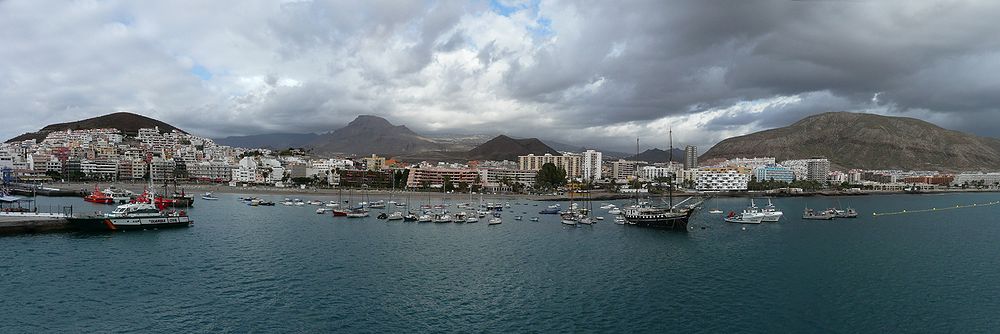 Los Cristianos Tenerife, la playa y el paseo marítimo, cerca del puerto.