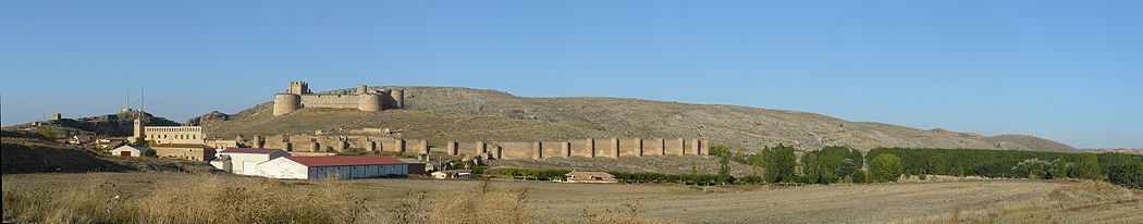 Vista de la población desde el suroeste. De izquierda a derecha: ruinas del palacio de los duques de Frías, castillo, muralla y soto del río Escalote, que crea una garganta tras la fortaleza.