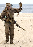 SEAL francotirador con un fusil M110 SASS.