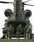 SEALs saliendo de un CH-47D Chinook.