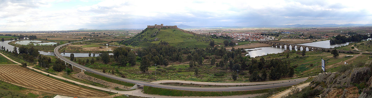 Panorámica de Medellín, en el medio está el Castillo y a la derecha el área urbana del municipio.
