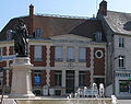 Villers-Cotterêts statue et poste 1a.jpg