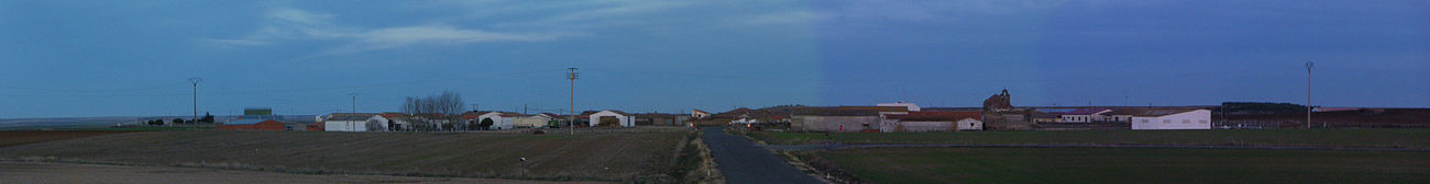 Fotografía panorámica de Aldeaseca de Alba. Realizada desde la carretera que une Alba de Tormes con Aldeaseca.