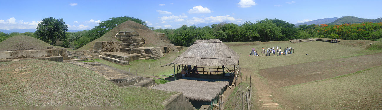 Vista panorámica del La Acrópolis en el sitio arqueológico de San Andrés