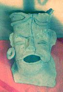 La cabeza de una figurilla cerámica del período Posclásico