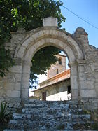 Castrobarto. Arco de entrada a iglesia.jpg