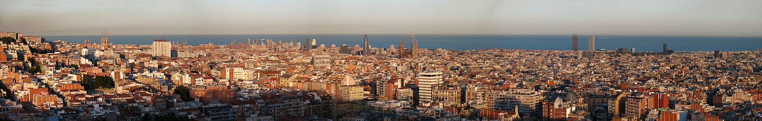 Panorámica de Barcelona tomada desde el parque del Putxet al atardecer (abril de 2008).