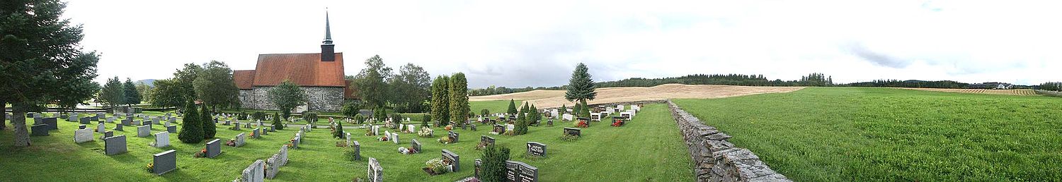 Vista general de la parroquia de Stiklestad y su cementerio