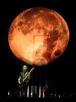 Roger Waters tocando en junio de 2006 en un concierto de su gira The Dark Side of the Moon Live de 2006.