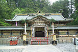 Karamon (puerta china), Haiden (sala de oración), y Honden (salón principal) de Toshogu.