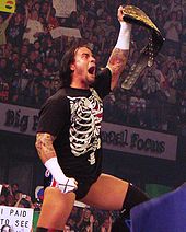 CM Punk con el Campeonato Mundial Peso Pesado.