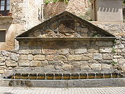 Muro de Aguas - Fuente de frente.jpg