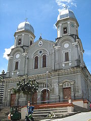 Basilica de Yarumal-Fachada Principal.JPG