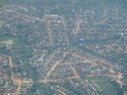 Bunia desde el aire, mirando al norte hacia el distrito de Nyakasanza