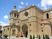 Catedral de Ciudad Rodrigo. Vista general con Portada de las Cadenas en primer plano.jpg