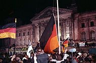 Bundesarchiv Bild 183-1990-1003-400, Berlin, deutsche Vereinigung, vor dem Reichstag.jpg