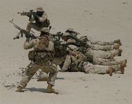 SEALs durante un entrenamiento de combate directo en desierto.