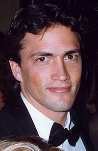 Andrew Shue en la entrega de los Premios Emmy de 1993