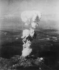 Nube de hongo sobre Hiroshima después de haber soltado la bomba Little Boy.