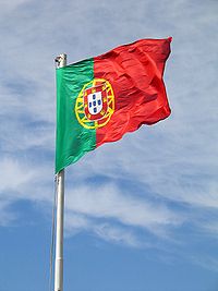 Bandera de Portugal ondeante durante un acto de protocolo, en los cuales es entonado el himno A Portuguesa