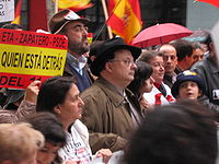 Cesar Vidal en la manifestacion convocada por la AVT el 25 noviembre de 2006 contra cualquier negociacion con ETA.jpg