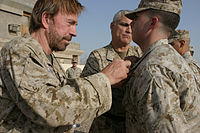 Chuck Norris, en un acto de entrega de condecoraciones en Iraq (2006)