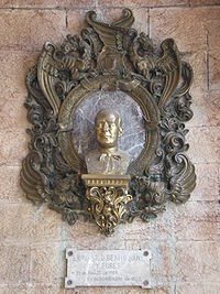 Busto de Sanz y Forés en la portada de la basílica de Covadonga