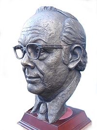 Busto de bronce de Eric Morecambe esculpido por Victor Heyfron en 1963