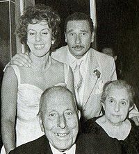 María, junto a sus padres y su esposo Antonio.