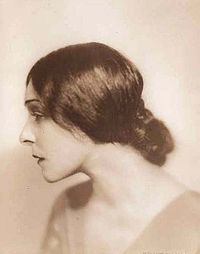 Alla Nazimova, fotografiada por Maurice Goldberg en 1922.
