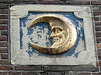 Representación de un perfil de la Luna en cuarto creciente, en una casa de Amsterdam