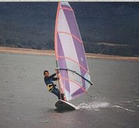 Iván Sánchez haciendo windsurf.