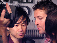 Leigh Whannell (derecha) y James Wan (izquierda) presentando la premiere de Saw 3D en octubre de 2010.