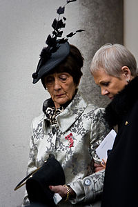 June asistiendo al funeral de la actriz Wendy Richard en marzo del 2009
