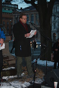 Krister Henriksson leyendo un poema sobre Nelson Mandela en Estocolmo.