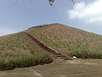 La Venta Pirámide y escalinata.jpg