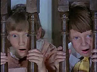 Captura del tráiler original para la película Mary Poppins (1964) en donde aparece Karen Dotrice junto a Matthew Garber.