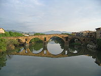 Puente románico sobre el río Arga en Puente la Reina
