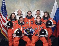 (I-D): Weber, Williams, Horowitz, Usachev, Voss (en traje blanco), Halsell, Helms