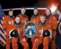 De izquierda a derecha están los astronautas  Heidemarie M. Stefanyshyn-Piper, Brent W. Jett, Jr., Joseph R. Tanner, Daniel C. Burbank, Christopher J. Ferguson, Steven MacLean
