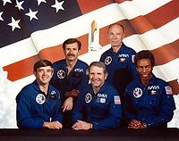 Sentados de izquierda a derecha están Daniel C. Brandenstein, piloto; Richard H. Truly, comandante; y Guion S. Bluford, Jr., especialista de la misión. De pie de izquierda a derecha están Dale A. Gardner, especialista de la misión; y William E. Thornton, especialista de la misión. .