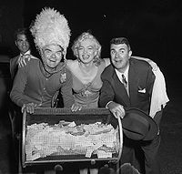 Spike Jones (izq.) con Marilyn Monroe y Ken Murray, en 1952
