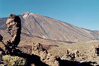 Roque Cinchado y volcán del Teide