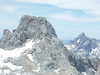 Picos de Torrecerredo (en el límite con Asturias) y de la Peña Santa