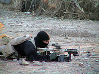 Un SEAL en una operación antitalibán en 2002 durante la Guerra de Afganistán.