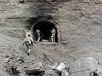 U.S. Navy SEALs en una de las entradas del complejo de cuevas Zhawar Kili, una base talibán, en 2002.