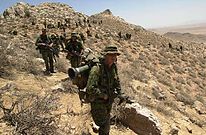 Solados canadienses a la búsqueda de combatientes talibán y de Al Qaeda después de un asalto aéreo al norte de Qalat, provincia de Zabul, julio de 2002.