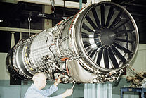 General Electric F110, ejemplo de turbofán de bajo índice de derivación, usado en aviones de combate modernos.