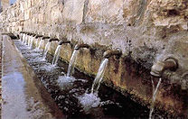 Muro de Aguas - Fuente cerca.jpg